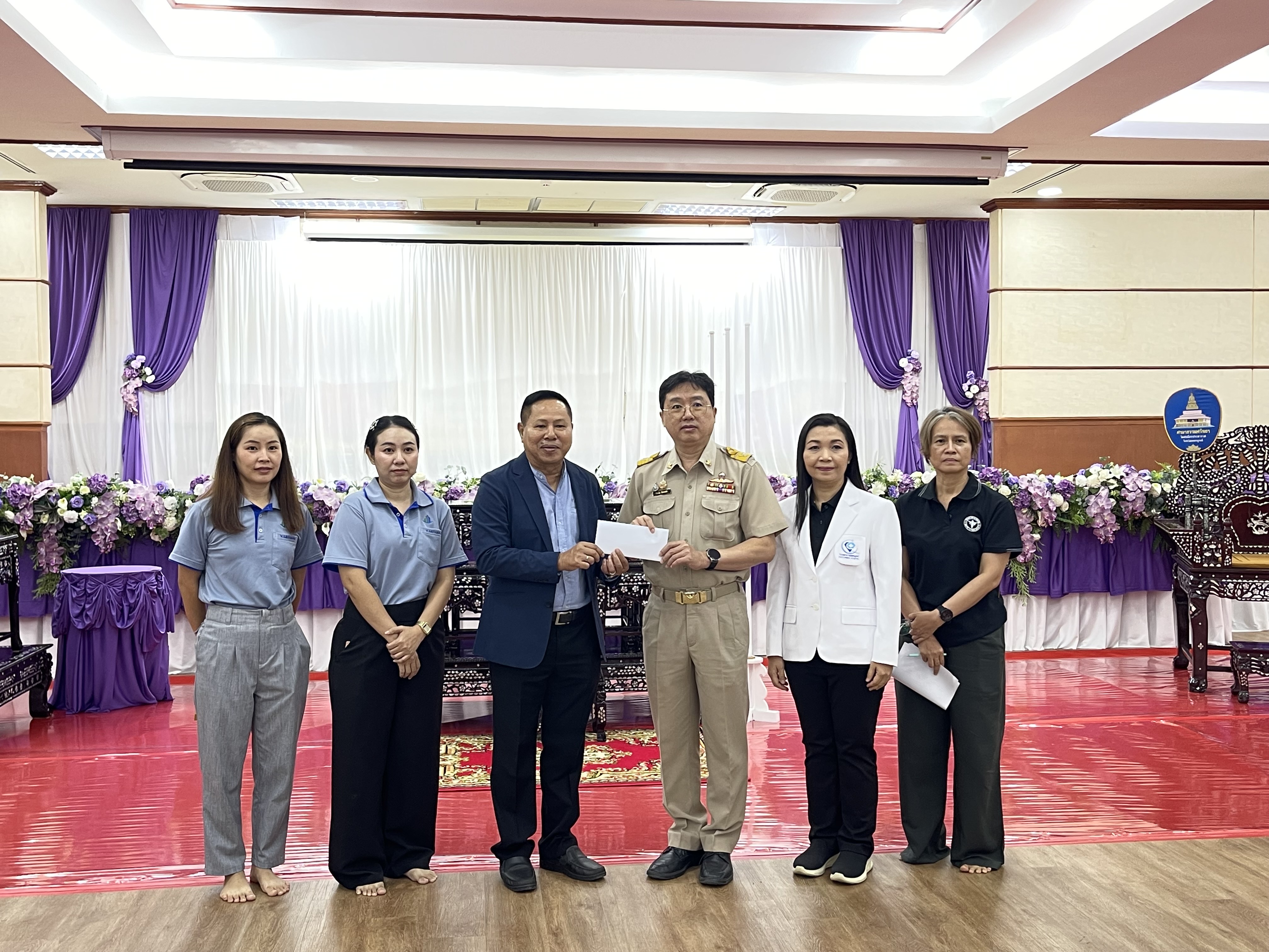 บริษัท วี.สถาปัตย์ กัดจัด (สำนักงานใหญ่) มอบโต๊ะหมู่บูชา ให้แก่โรงพยาบาบเพชรบูรณ์